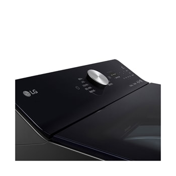 LG 洗衣機中米色女式襯衫上覆蓋著數位感測動作，象徵 AI Wash 的布料偵測功能。