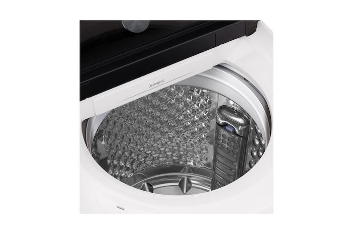 一名女士正在從配備 EasyUnload™ 的直立式洗衣機中取出衣物。