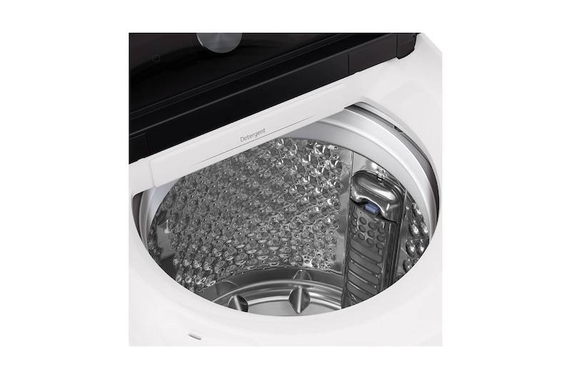 一名女士正在從配備 EasyUnload™ 的直立式洗衣機中取出衣物。