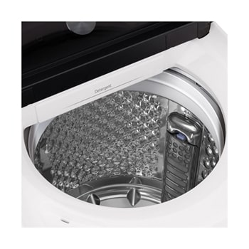 一名女士正在從配備 EasyUnload™ 的直立式洗衣機中取出衣物。