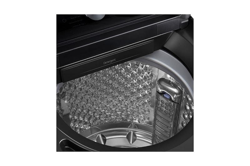 WTTD18OB.WR100VB 一名女士正在從配備 EasyUnload™ 的直立式洗衣機中取出衣物。