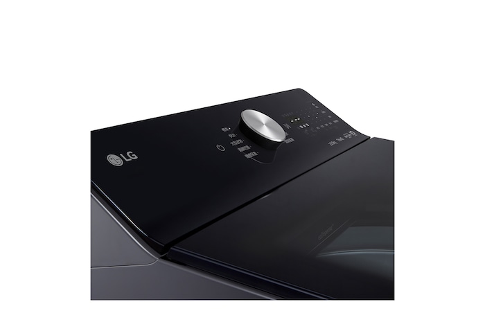 WTTD20HG.WR100VB LG 洗衣機中米色女式襯衫上覆蓋著數位感測動作,象徵 AI Wash 的布料偵測功能。