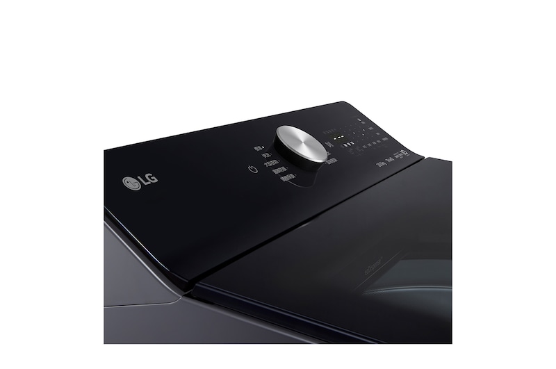 WTTD20HG.WR100VB LG 洗衣機中米色女式襯衫上覆蓋著數位感測動作，象徵 AI Wash 的布料偵測功能。