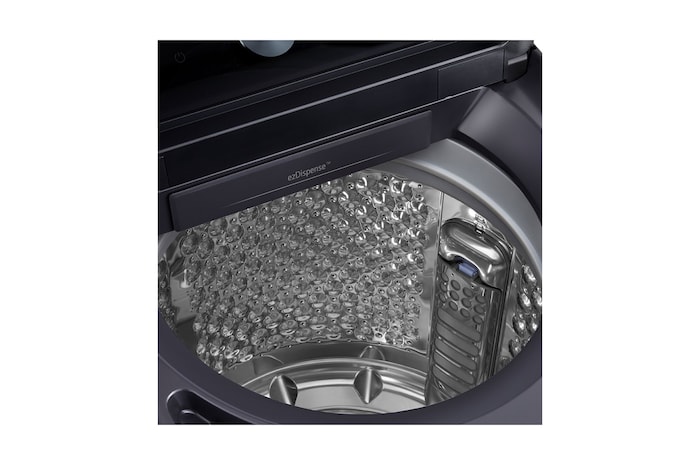 WTTD20HG.WR100VB 一名女士正在從配備 EasyUnload™ 的直立式洗衣機中取出衣物。