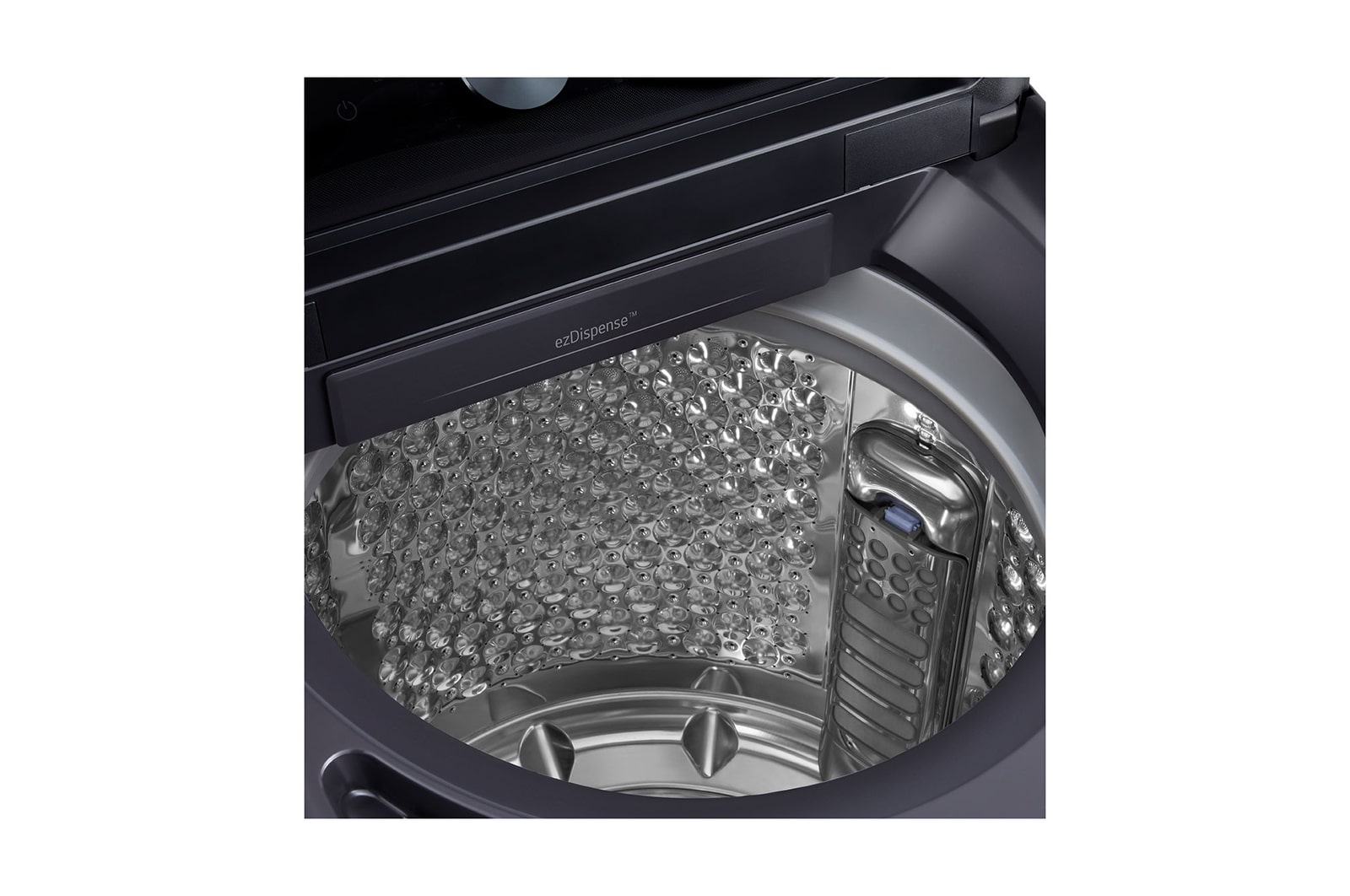 WTTD20HG.WR100VB 一名女士正在從配備 EasyUnload™ 的直立式洗衣機中取出衣物。