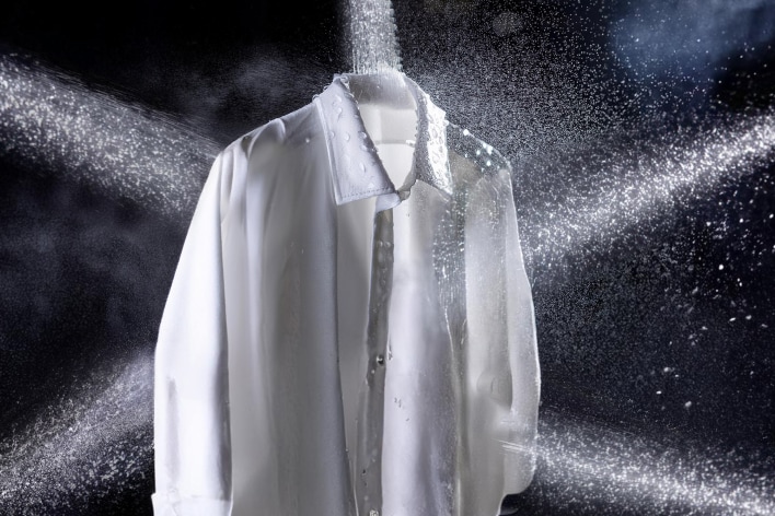 圖片展示五道水柱向襯衫噴水的過程	
