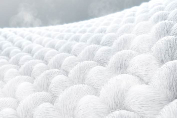 影片放大展示以蒸氣清潔織物的過程細節 	