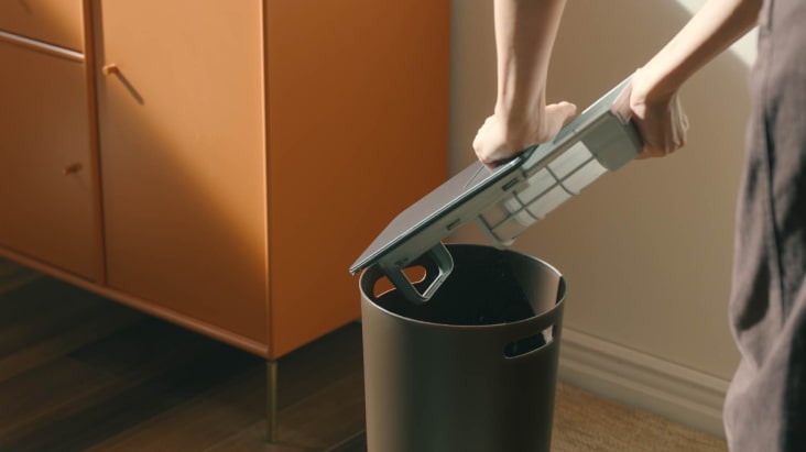 影片展示從洗乾衣機堆疊頂部取下濾網，輕鬆將棉絮毛髮推入垃圾桶。	