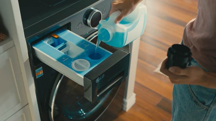 將洗衣精倒入洗衣精容器，然後自動分配足量洗衣精的影片。	