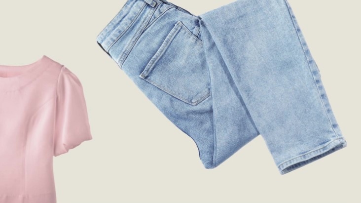 影片依次展示罩衫、牛仔褲、嬰兒襪、衣物、毛毯等	