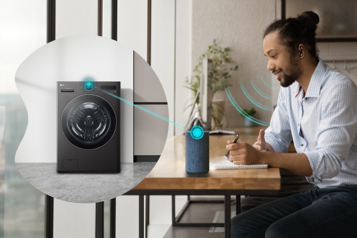 男士透過語音助理控制 LG 洗乾衣機堆疊