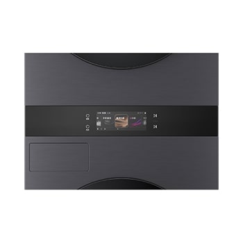 LG WashTower WD-S1818EB 洗衣機滾筒特寫，機門處於開啟狀態。