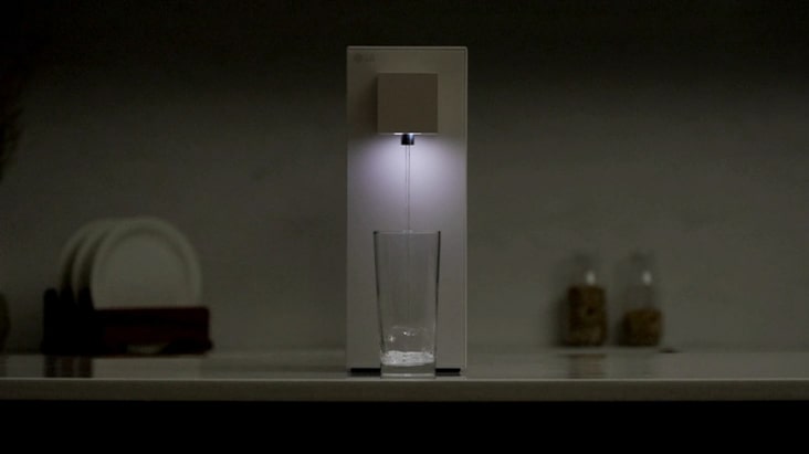 淨水器在黑暗的廚房中發光	