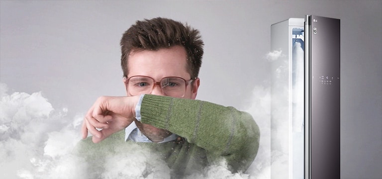 顯示男人因衣袖上的氣味而不悅。後方是蒸氣電子衣櫥,可去除有害的洗衣劑和細菌。
