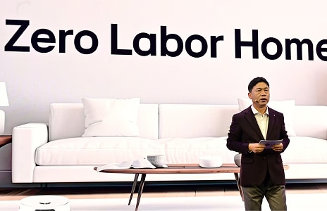 LG 電子執行長柳在哲在「Zero Labor Home」大型標誌與現代客廳場景前發表簡報。