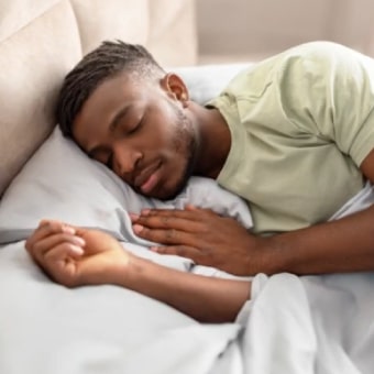 記錄並分析睡眠時冷氣的使用習慣，並自動於夜間睡眠時維持最佳舒適感。
