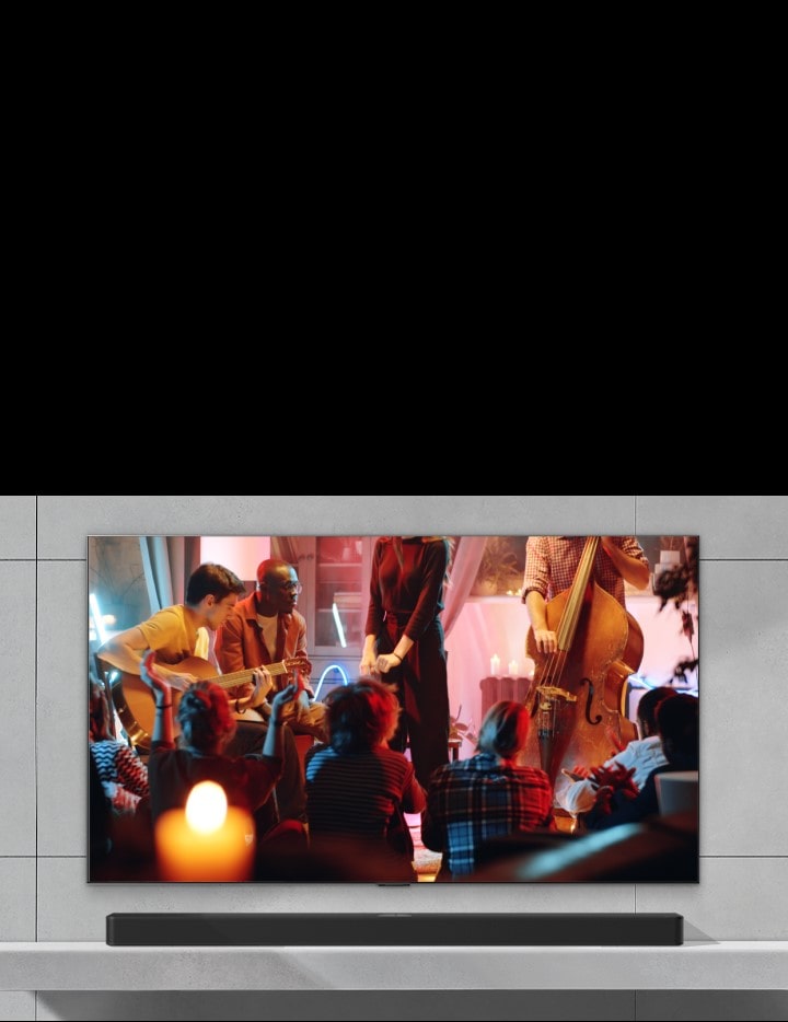 Ekranda oturma odasında keyifli bir konser gösteriliyor. WOW Interface menüsü bir kaplama olarak görünüyor ve kullanıcı Magic Remote ile soundbar ayarlarına gidiyor.