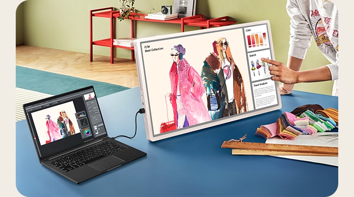 StanbyME 2 connected to another device displaying meeting materials.