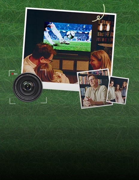 Eine Familie schaut gemeinsam ein Fußballspiel auf einem großen TV, eine Kamera filmt eine Interview-Szene und ein Kameraobjektiv.