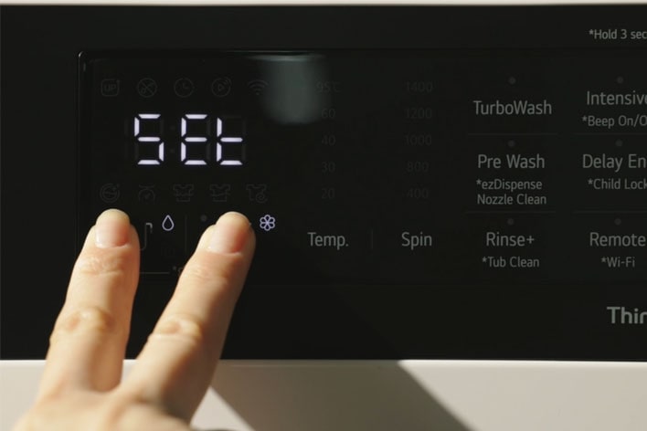 A video of selecting setting using fingers on control panel.	
