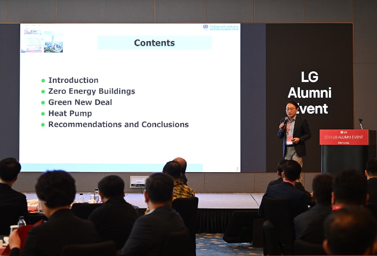 Speaker presenting a slide titled 'Contents' at the 2024 LG Alumni  Event, with topics including Introduction, Zero Energy Buildings, Green New Deal, Heat Pump, and Recommendations and Conclusions.