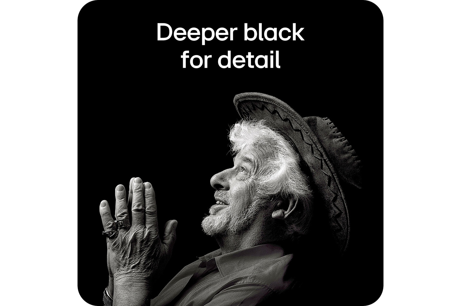 LG Monitor 32U720A delivering deeper black and outstanding contrast to clearly represent fine details in black-and-white imagery.