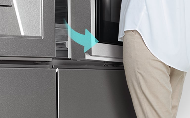 A door of LG SIGNATURE Refrigerator is automatically opened.