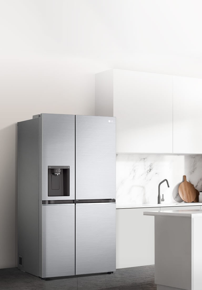 Siyah InstaView buzdolabı takılı bir mutfağın yandan görünümü.