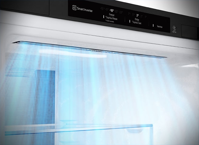 Крупный план вентиляционных отверстий, расположенных в передней части холодильника, обеспечивающих эффективное и равномерное охлаждение.