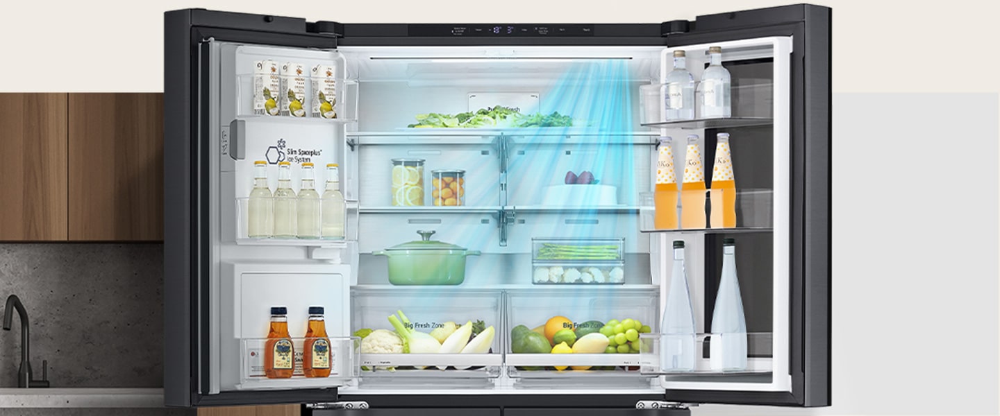 Inside the refrigerator filled with ingredients, blue arrows, which mean cold, are displayed below, on both sides, and on the whole.