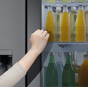 Intérieur de cuisine moderne avec le réfrigérateur InstaView