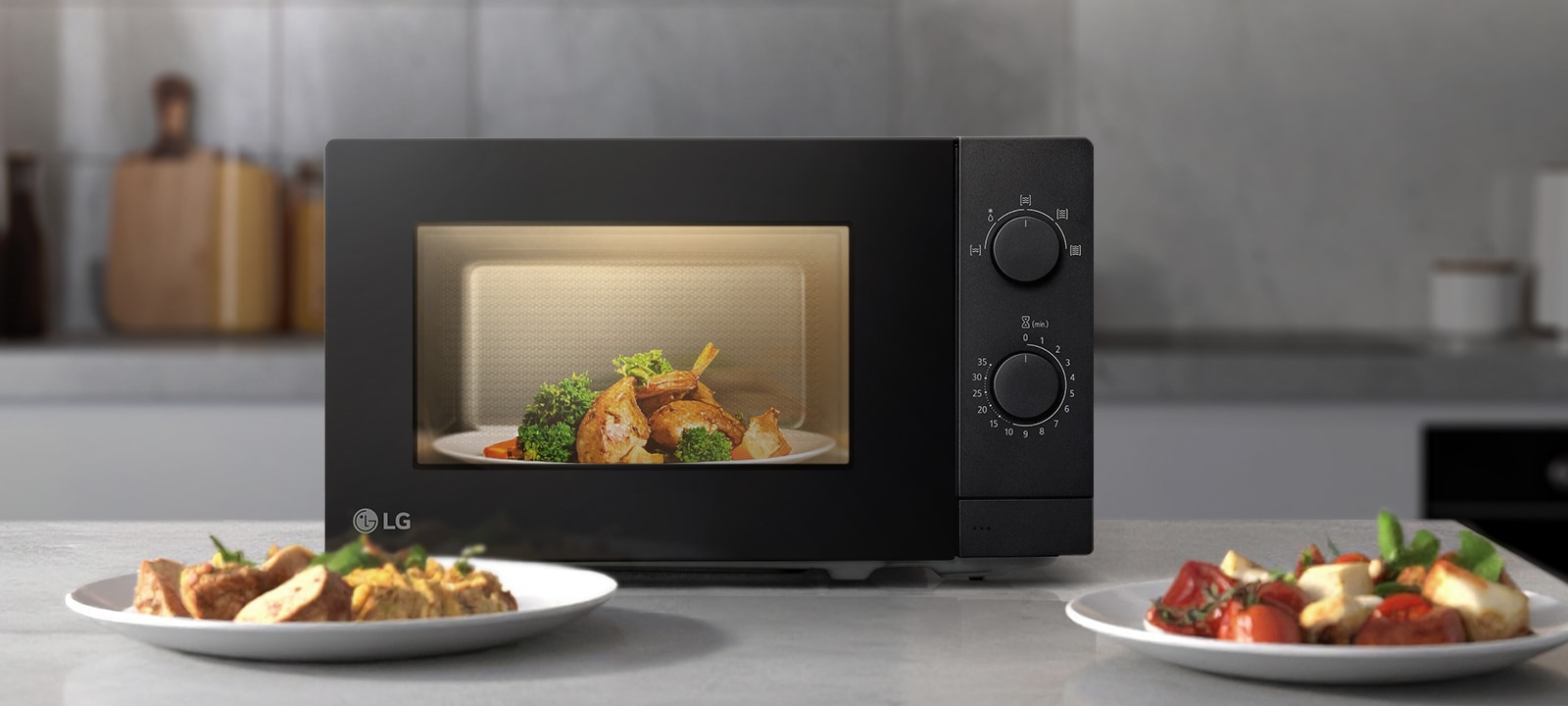 Яркая светодиодная подсветка внутри микроволновой печи LG чётко показывает содержимое