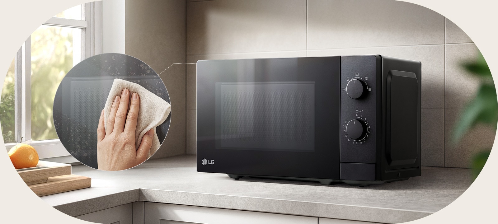 Гладкую стеклянную дверцу микроволновой печи LG легко очистить простым протиранием