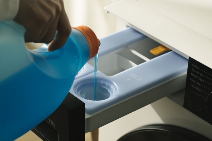 A video of opening the dispenser and filling the detergent inside.	