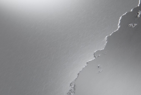 Video shows the laptop cover surface filling with a metallic Aerominum texture.