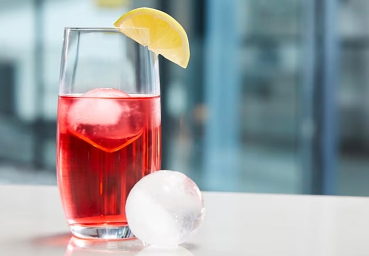Making slow-melting ice balls at home.