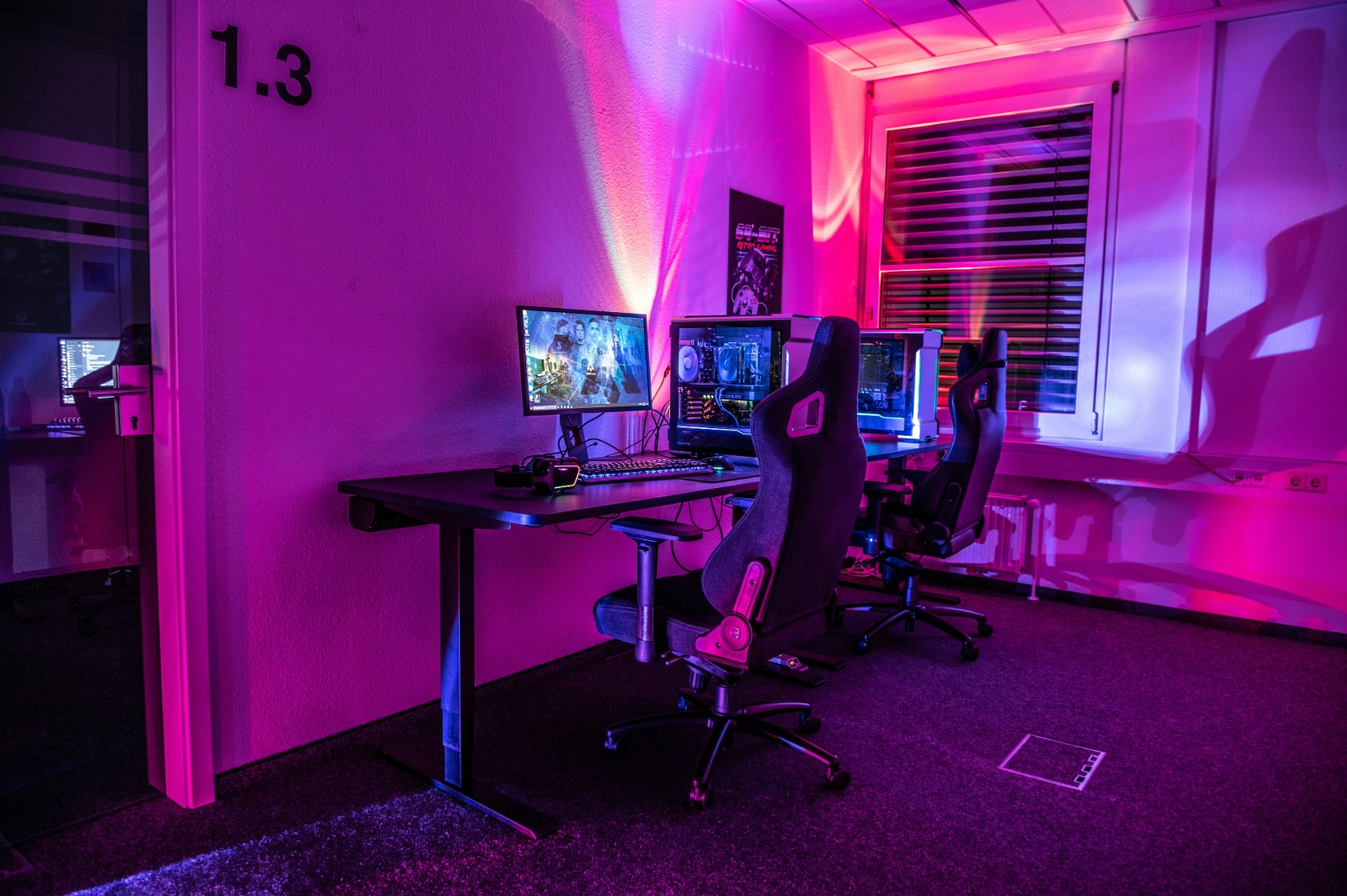 https://www.lg.com/content/dam/channel/wcms/uk/lg-experience/article-images/pro-gaming-setup/updated/ella-don-RHum9wpeeno-unsplash%281600x%29.jpg