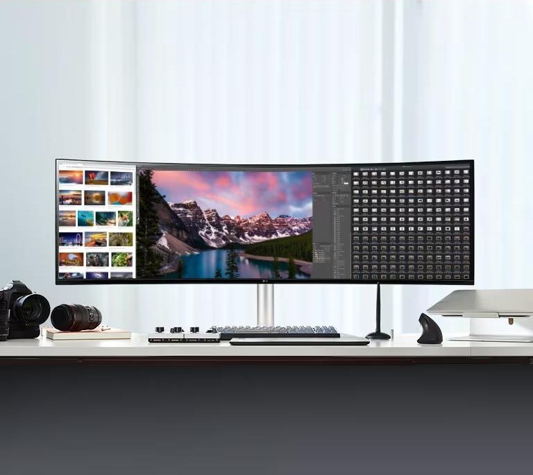 LG 49WQ95C-W It shows the 49WQ95C that displays much more image sources and windows at once, save time for visual work.
