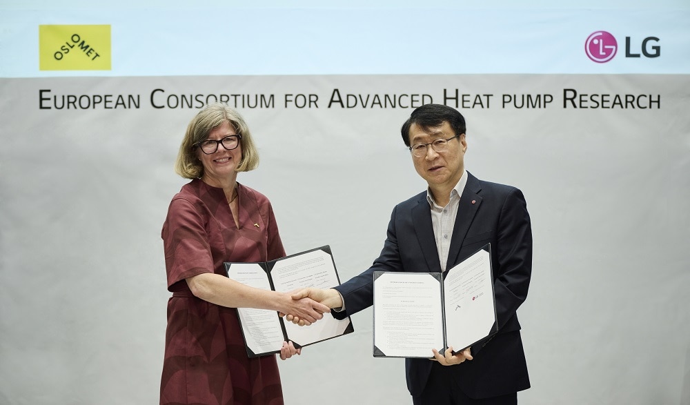 LG employee shaking hands with R&D employee