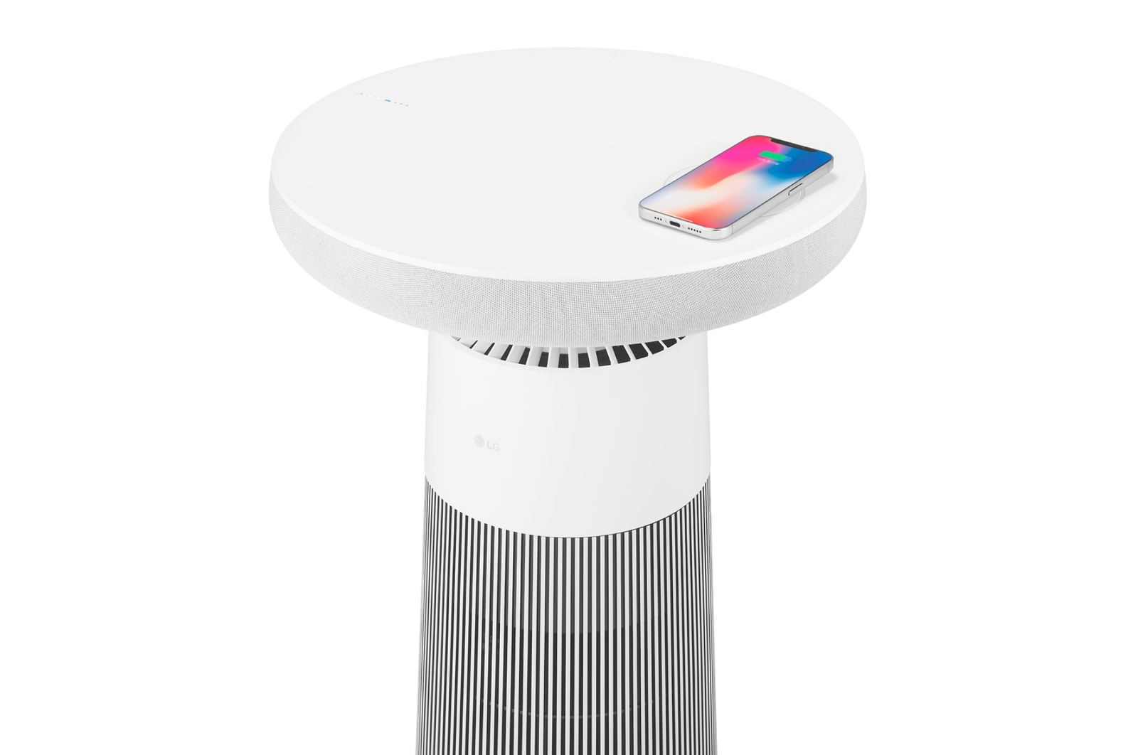 Góc nhìn nghiêng của LG PuriCare™ Aerospeaker với bộ sạc điện thoại thông minh ở phía trên