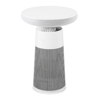 Góc nhìn nghiêng của LG PuriCare™ Aerospeaker với thân hình trụ cao và mỏng