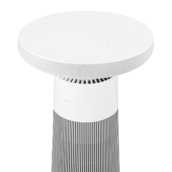 Góc nhìn từ trên xuống của LG PuriCare™ Aerospeaker làm nổi bật bề mặt trên nhẵn mịn