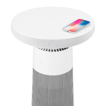 Góc nhìn nghiêng của LG PuriCare™ Aerospeaker với bộ sạc điện thoại thông minh ở phía trên