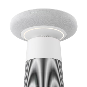 Góc nhìn từ trên xuống của LG PuriCare™ Aerospeaker với tấm sạc không dây hình tròn
