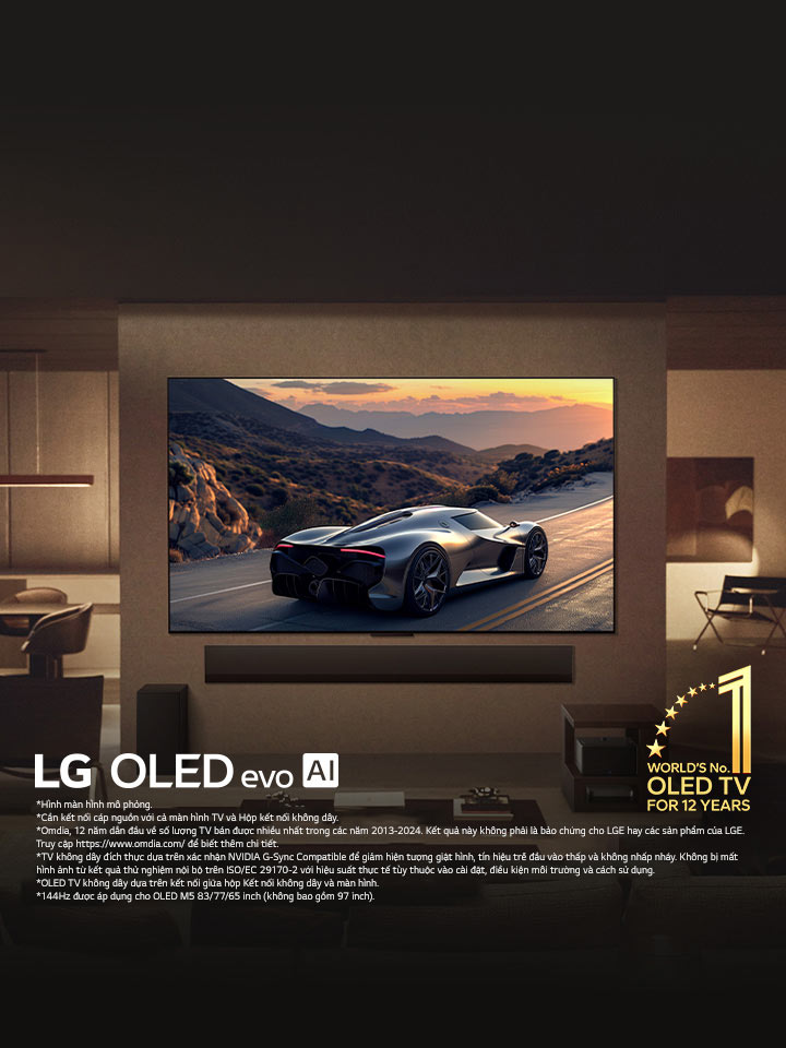 Phòng khách sang trọng với TV LG OLED evo M5 gắn trên tường. LG Soundbar bên dưới. Hộp kết nối không dây được ẩn giấu bên dưới chiếc bàn phụ. Không có dây nào hiện hữu, thể hiện công nghệ True Wireless của TV. Biểu tượng OLED TV số một thế giới trong 12 năm và logo LG OLED evo AI có thể nhìn thấy được. 