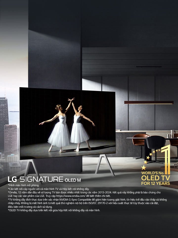 Không gian sống cao cấp với LG Signature OLED M5 trên chân đỡ TV. Màn hình trông rất lớn. Không có dây nào nhìn thấy được, thể hiện công nghệ True Wireless của TV. Biểu tượng OLED TV số một thế giới trong 12 năm và logo LG Signature OLED M có thể nhìn thấy.