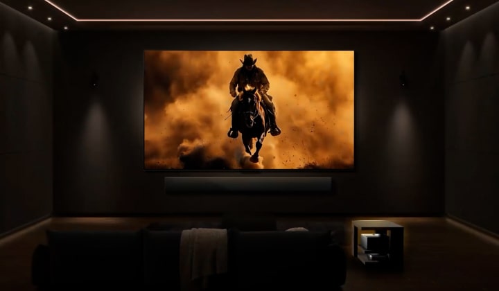 TV LG Wireless với LG Soundbar trong rạp phim tại gia cao cấp. Một bộ phim đang hiển thị trên màn hình.