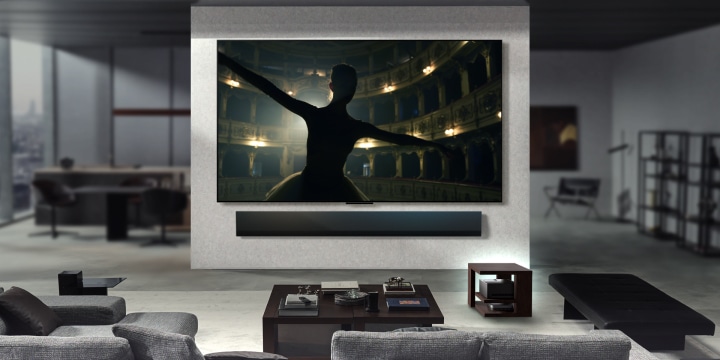 Các phòng khách khác nhau được hiển thị, mỗi phòng đều có TV LG True Wireless treo tường. Trong mỗi không gian này, bố cục đều gọn gàng và ngăn nắp. Hộp kết nối không dây được ẩn giấu bên dưới chiếc bàn phụ. Nội dung trên màn hình hiển thị ở độ phân giải tương tự như 4K, làm nổi bật quá trình truyền video và âm thanh 144Hz cho các nội dung khác nhau như phim ảnh, âm nhạc và chơi game.