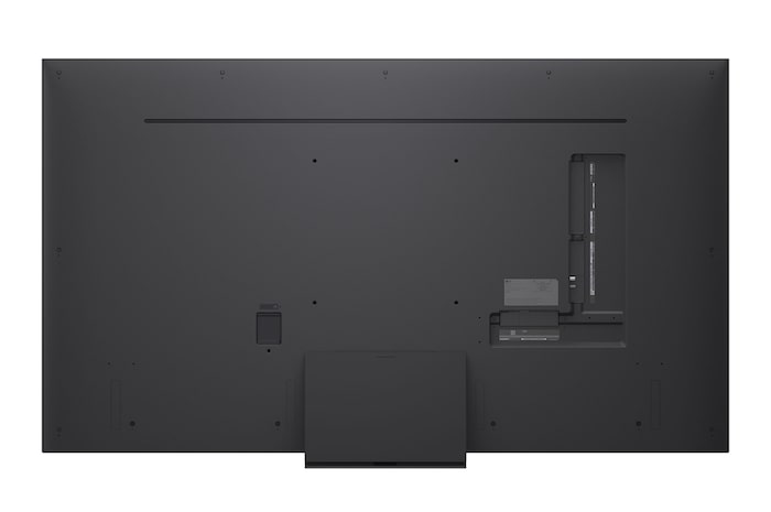 Cô gái và chú chó ngồi trước LG QNED TV gắn tường, bên trên LG Soundbar và đang chiếu hình ba con voi đi tản ra. Tiêu đề nói về cách màn hình lớn khiến mọi hành động trở nên ly kỳ hơn.