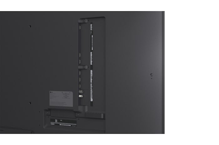 Màn hình LG TV với AI Magic Remote ở phía trước. Nút AI được tô sáng và bong bóng thoại hiển thị văn bản, đề xuất bộ phim tôi thích. Trên màn hình, chúng tôi thấy biểu tượng người dùng E, cho biết cách AI Voice ID có thể xác định người dùng đó là ai và đưa ra các đề xuất được cá nhân hóa chỉ dựa trên giọng nói của họ.